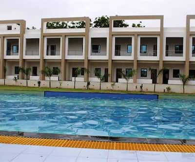 https://imgcld.yatra.com/ytimages/image/upload/t_hotel_yatra_city_desktop/v1442274760/Domestic Hotels/Hotels_Vadodara/Banyan Paradise Resort/Overview.jpg